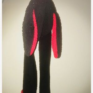 Beanie that extends into a scarf with pockets